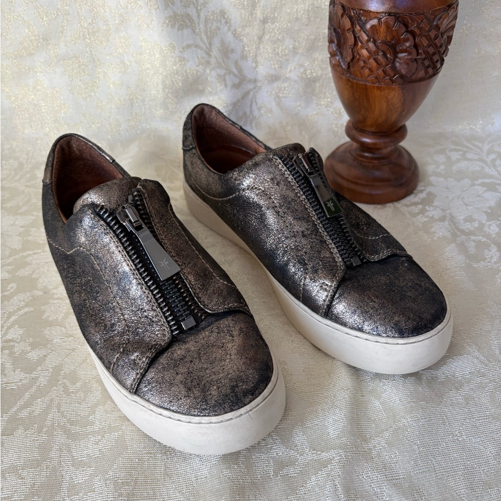 FRYE Lena Women’s Metallic Black Leather Zip Sneakers